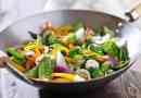 Come cucinare le verdure saltate in padella in un wok