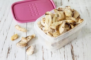 Puoi congelare i funghi crudi e cotti??