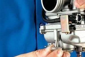 Come regolare la miscela del carburatore su una moto
