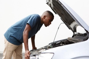 Come regolare il cavo dell'acceleratore su un'auto