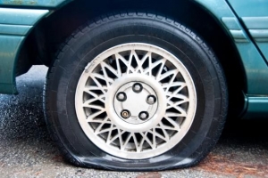 Come cambiare la gomma di un'auto in sicurezza
