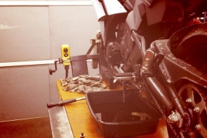 Come cambiare l'olio della forcella su una moto