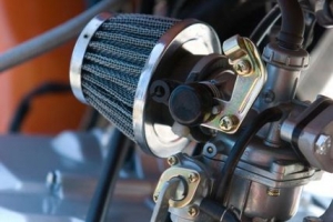 Come cambiare il filtro dell'aria della moto