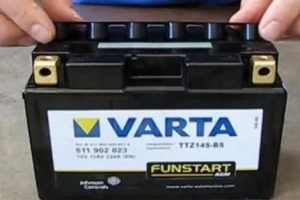 Come caricare la batteria di una moto