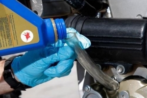 Come controllare il livello dell'olio motore della moto