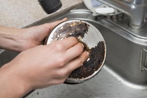 Come pulire una padella in acciaio inossidabile bruciata?