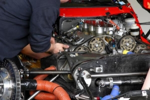 Come pulire il motore di un'auto in modo sicuro