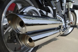 Come pulire un tubo di scarico di una moto