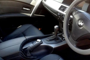 Come pulire il rivestimento del tetto dell'auto