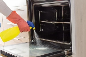 Come pulire la finestra della porta del forno in vetro?