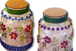Come decorare i barattoli di muratore con le pietre preziose