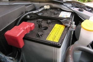 Come scollegare la batteria di un'auto