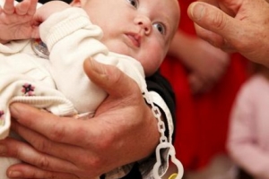 Come vestire il tuo bambino per un battesimo