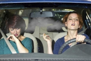 Come sbarazzarsi dell'odore di fumo dell'auto