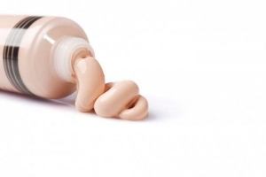 Come sbarazzarsi delle macchie di fondotinta liquido sui vestiti