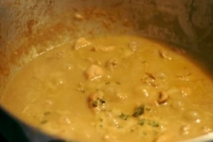 Come fare una salsa di curry di base da zero?
