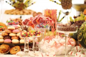 Come fare un tavolo da dessert per un matrimonio