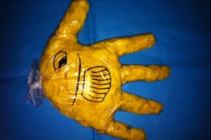 Come fare un pesce con un guanto di plastica