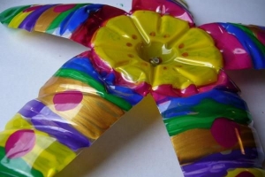 Come fare un fiore con bottiglie di plastica riciclate