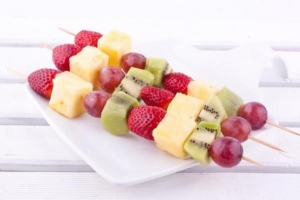 Come fare uno spiedino di frutta a casa