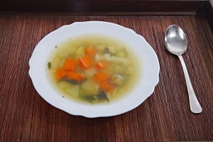 Come fare una zuppa di verdure leggera