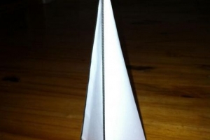 Come realizzare una piramide triangolare di cartone