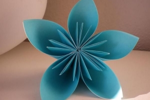 Come realizzare un origami a 5 petali di fiori