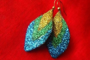 Come realizzare orecchini con pelle e glitter