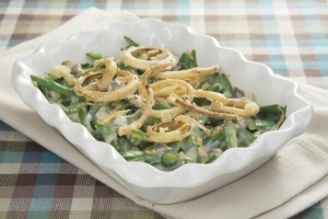 Come preparare le cipolle fritte per la casseruola di fagiolini?