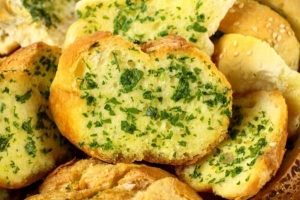 Come fare il pane all'aglio a casa