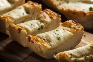 Come fare il pane all'aglio al formaggio fatto in casa