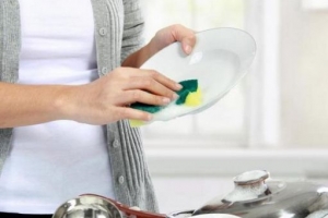 Come preparare un detersivo per piatti ecologico fatto in casa