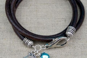 Come realizzare braccialetti in cordoncino di pelle con ciondoli