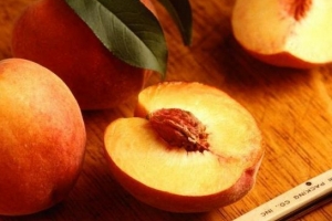 Come fare il succo di pesca dalle pesche fresche