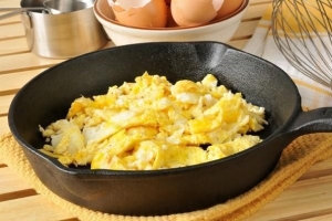 Come fare le uova strapazzate con le patate