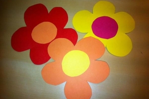 Come realizzare semplici fiori con la carta passo dopo passo