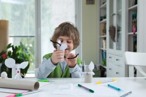 Come realizzare semplici giocattoli utilizzando materiali riciclati trovati in casa