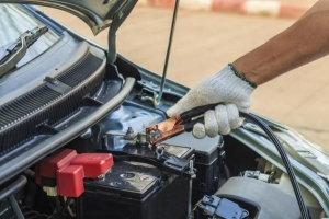 Come spostare un'auto automatica con una batteria scarica