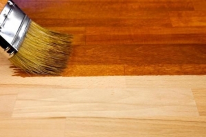 Come dipingere un pavimento in legno senza carteggiare