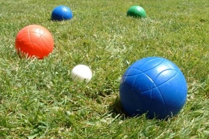 Come giocare a bocce sull'erba