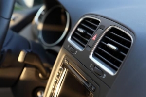 Come ricaricare il sistema di aria condizionata dell'auto a casa?