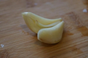 Come ridurre il sapore forte dell'aglio dal cibo