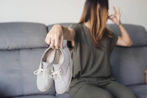 Come rimuovere i cattivi odori dalle scarpe con l'aceto