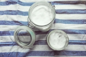 Come rimuovere le macchie di olio di cocco dalle lenzuola