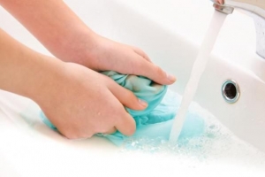 Come rimuovere le macchie di deodorante con il bicarbonato di sodio