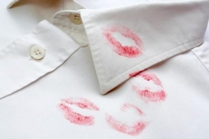 Come rimuovere le macchie di rossetto dai vestiti?