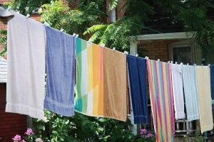 Come rimuovere l'odore di muffa dai vestiti con l'aceto