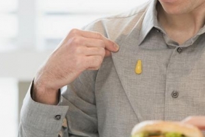 Come rimuovere le macchie di olio dai vestiti