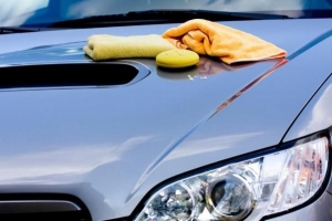 Come rimuovere la linfa di pino dalla tua auto