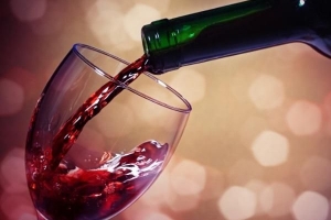 Come rimuovere le macchie di vino rosso